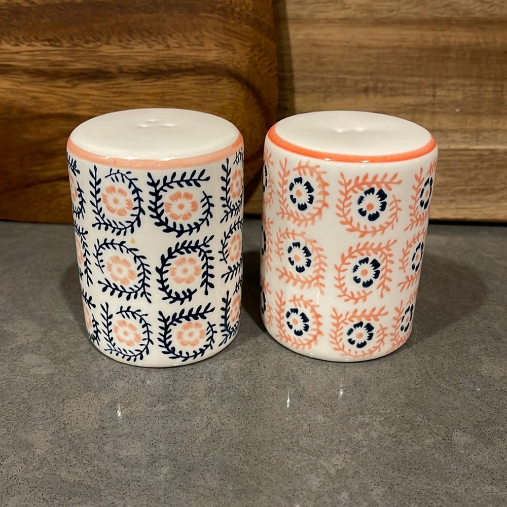 Floral salt and pepper shakers